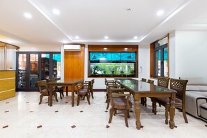 Lobby sitting area - Sunny Hotel and Apartment (Ho Chi Minh City)