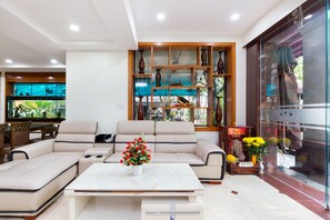 Lobby sitting area - Sunny Hotel and Apartment (Ho Chi Minh City)