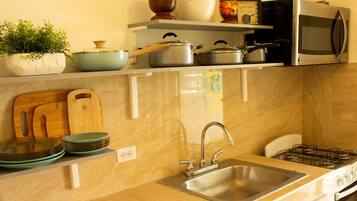 Microwave, cookware/dishes/utensils