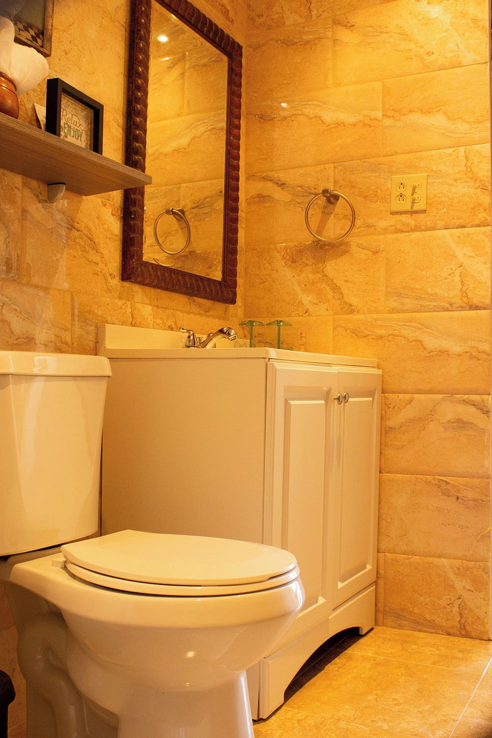 Un baño con inodoro, lavabo y espejo.