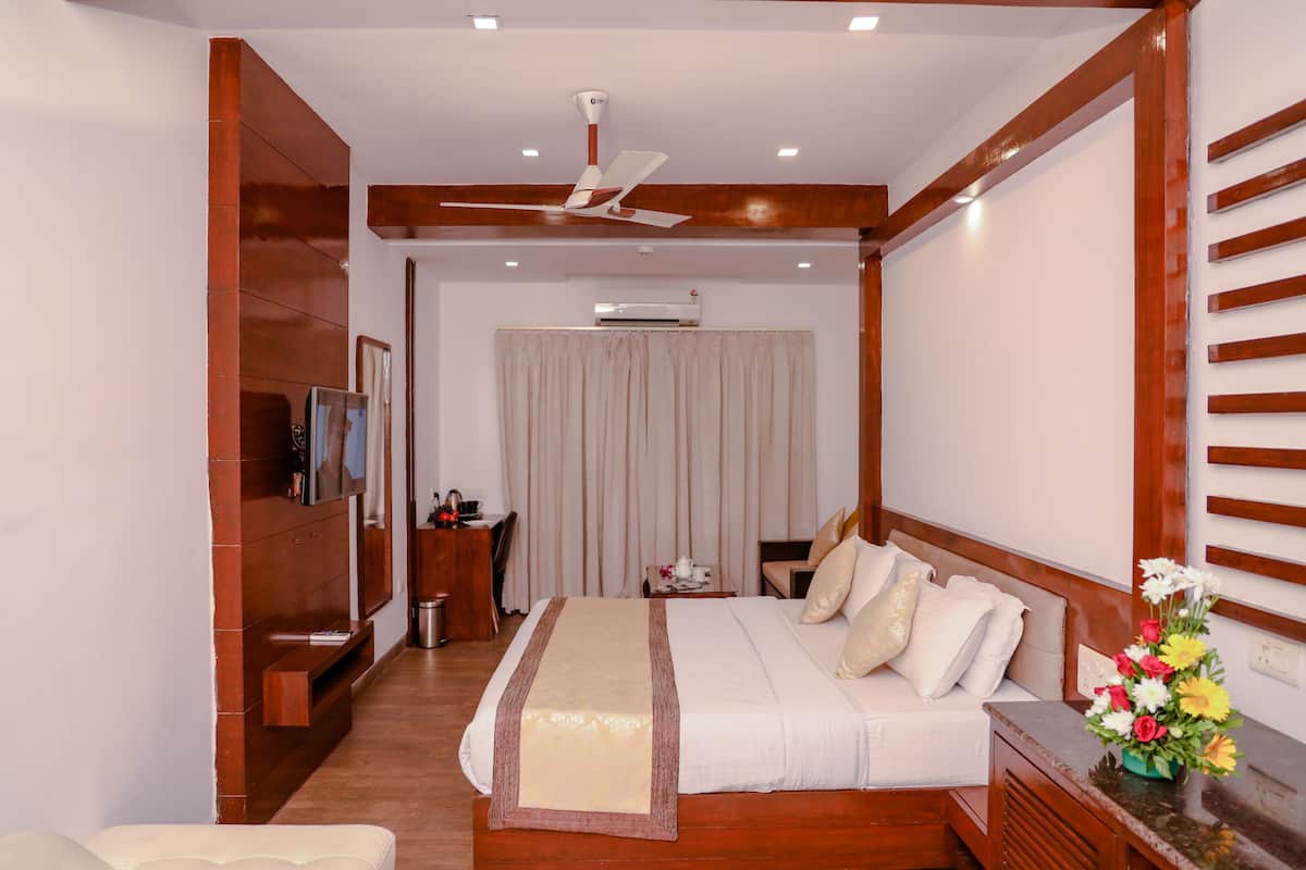 1 quarto, frigobar, cofres nos quartos, escrivaninha