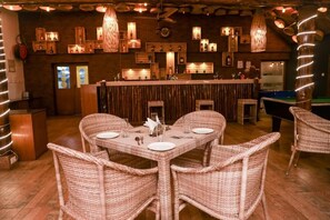 International cuisine, garden views - Amor Beach Resort (Candolim)