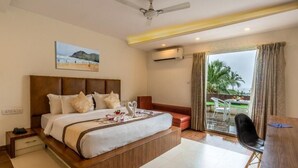 Une chambre d’hôtel avec un grand lit, un bureau et une vue sur l’extérieur.