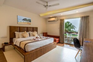 Minibar, in-room safe, desk, laptop workspace - Amor Beach Resort (Candolim)