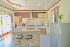 Kühlschrank, Mikrowelle, Wasserkocher, Toaster