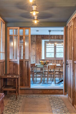 المنشأة من الداخل