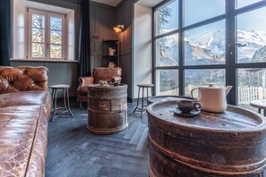 مدفأة، تنس طاولة، كُتُب