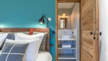 5 bedrooms, in-room safe, iron/ironing board, WiFi