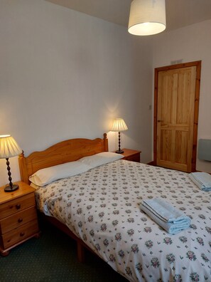2 slaapkamers, een strijkplank/strijkijzer, gratis wifi, beddengoed