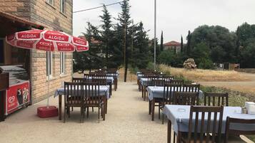 Breakfast, lunch and dinner served