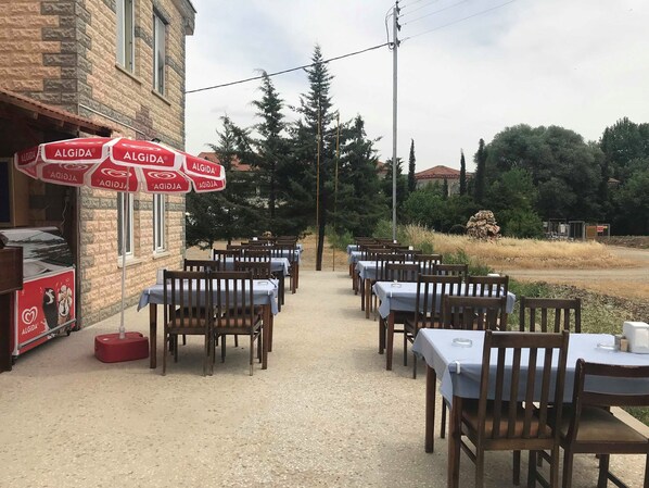 Breakfast, lunch and dinner served - Mavigol Otel Restaurant Cafe (Golbasi)