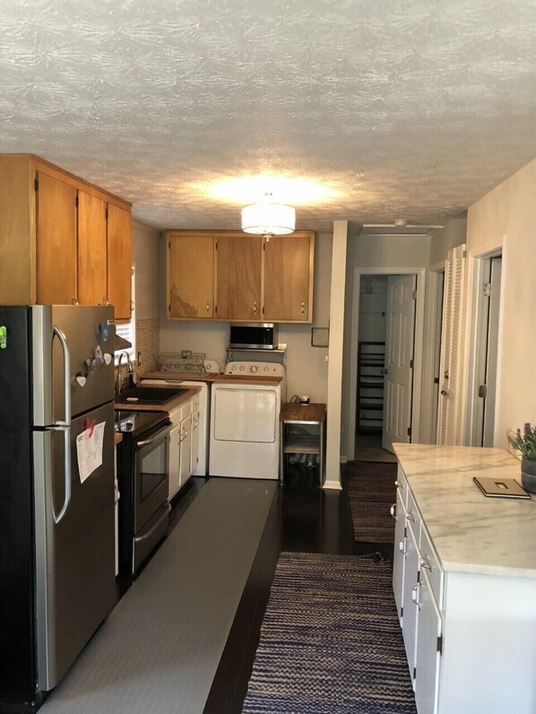 Een koelkast, een microgolfoven, een oven, een kookplaat