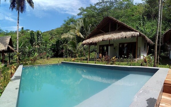 Outdoor pool - Bungalow tropical king bed (Batukaras)
