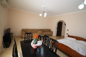 Exclusive Apartment, Multiple Beds, Sea View | In-room safe, individually decorated, individually furnished, desk - Villa Paradise (Sarandë)