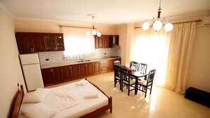 Exclusive Apartment, Multiple Beds, Sea View | In-room safe, desk, laptop workspace, soundproofing - Villa Paradise (Sarandë)