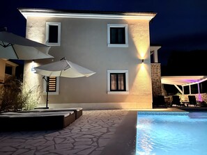 Lämmitetty uima-allas