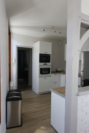 Frigorífico, microondas, horno y placa de cocina