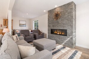 Smart-TV, peis, DVD-spiller og bordtennis