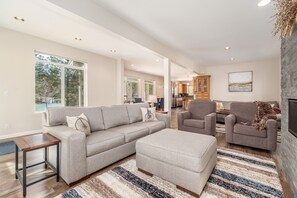 Smart TV, caminetto, lettore DVD, tavolo da ping pong