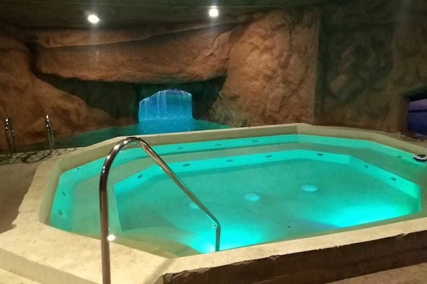 Alberca al aire libre por temporada y sombrillas en la alberca