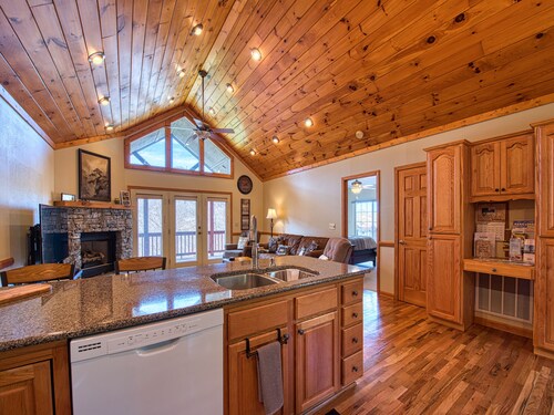 2 BD 2 BA Cottage, Paved Access, Close to Town, Super Views, Cable, WIFI,