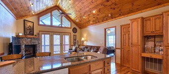 2 BD 2 BA Cottage, Paved Access, Close to Town, Super Views, Cable, WIFI,