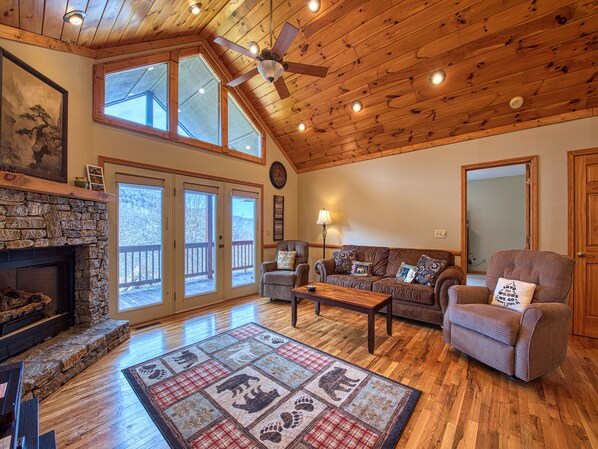 Fernseher, Kamin, DVD-Player