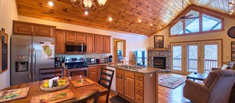 2 BD 2 BA Cottage, Paved Access, Close to Town, Super Views, Cable, WIFI,