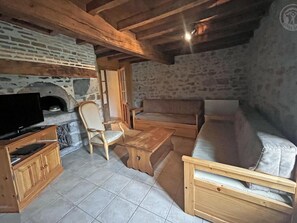 Televisión y chimenea 
