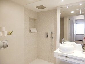 Shower, hair dryer, towels, soap - Playamar 7D Apartment (Torremolinos)