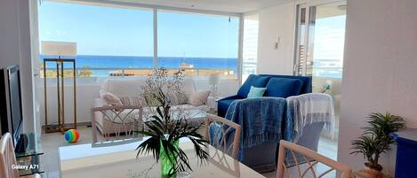 Télévision, lecteur de DVD, table de tennis de table, livres