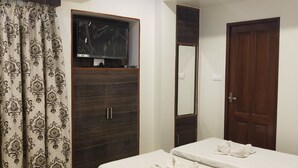 Business Double or Twin Room, 1 Twin Bed | WiFi (free), bed sheets - Vasantharaja Inn (Puducherry)