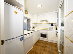 Frigorífico, microondas, horno y lavavajillas