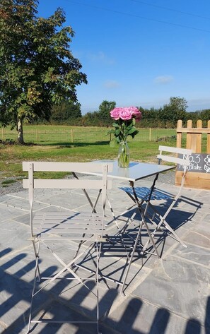 Outdoor dining - Converted Stable into self catering accommodation (Saffron Walden)