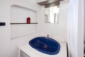 Hair dryer, towels, soap, toilet paper - ⭐ Le Platane Apartment - 2nd Floor - Enjoy Provence (Pertuis)