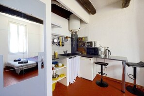 Fridge, microwave, oven, stovetop - ⭐ Le Platane Apartment - 2nd Floor - Enjoy Provence (Pertuis)