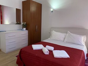 Chambre, 1 chambre, balcon | 2 chambres, fer et planche Ă repasser, accĂšs au Wi-Fi (inclus)