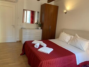 Chambre, 1 chambre, balcon | 2 chambres, fer et planche Ă repasser, accĂšs au Wi-Fi (inclus)