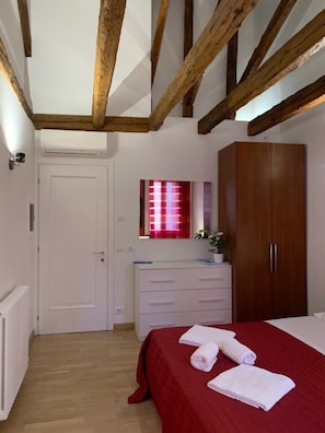 Chambre, 1 chambre, balcon | 2 chambres, fer et planche Ă repasser, accĂšs au Wi-Fi (inclus)