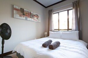 2 bedrooms, in-room safe, Internet, bed sheets - #AlimamaSpaces: Acres Apartment (Maroeladal)