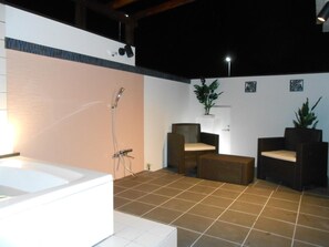 シャワー付き浴  槽、深めの浴槽、バスアメニティ (無料)、ヘアドライヤー