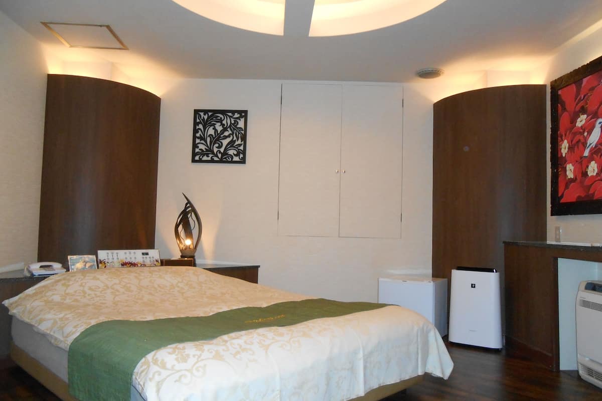 Down duvets, blackout curtains, free WiFi, bed sheets
