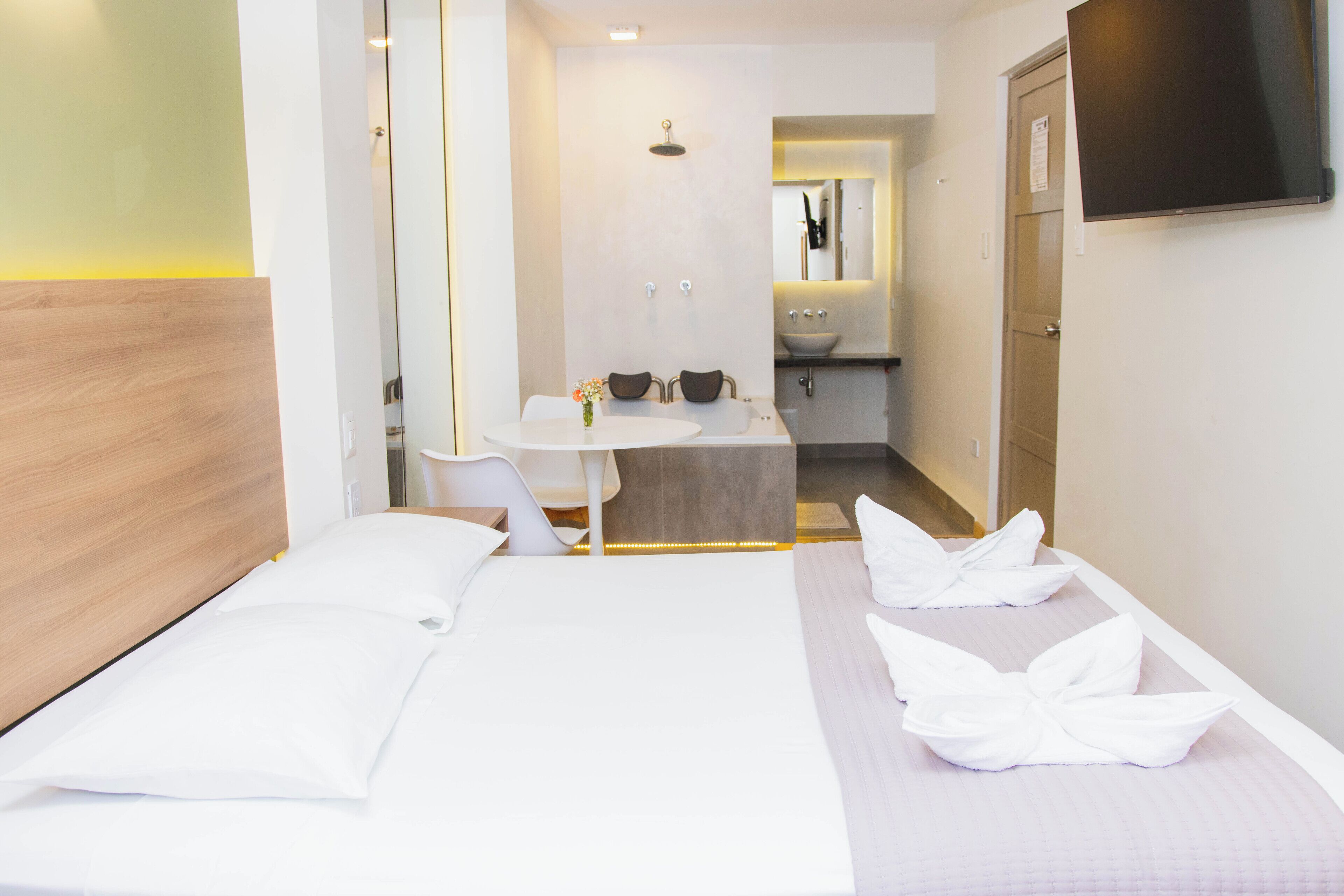 Roupas de cama premium, edredons de pluma, frigobar, escrivaninha