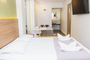 Premium bedding, down comforters, minibar, desk - Zentra Hotel (Chiclayo)