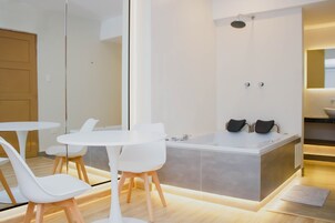 Comfort Studio Suite | Premium bedding, down comforters, minibar, desk