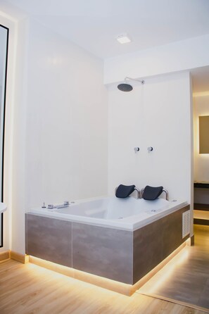 Comfort Studio Suite | Bathroom | Shower, rainfall showerhead, towels, toilet paper - Zentra Hotel (Chiclayo)