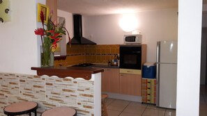 Kjøleskap, mikrobølgeovn, ovn og kokeplater