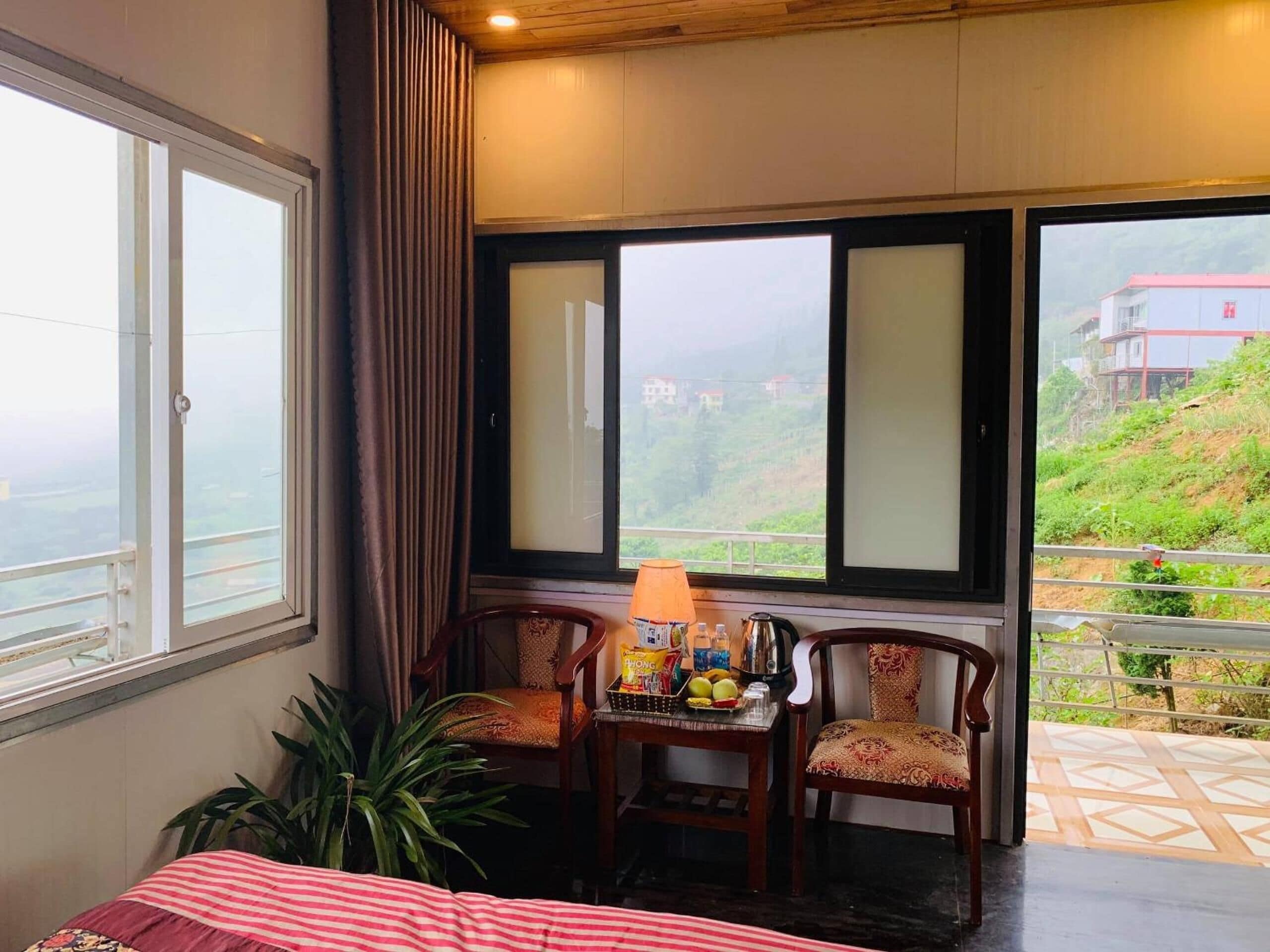 办公桌、免费 WiFi