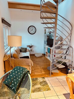 TV, DVD player, livros, biblioteca musical