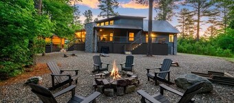 Grey Goose Lodge - Beautiful, Spacious Lodge, Creek, Hot Tub, Firepit, Games